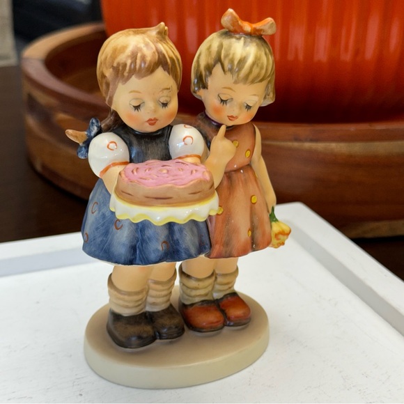 Vintage1950s Goebel Figurine Happy Birthday #176/02 Girls holding a Cake
